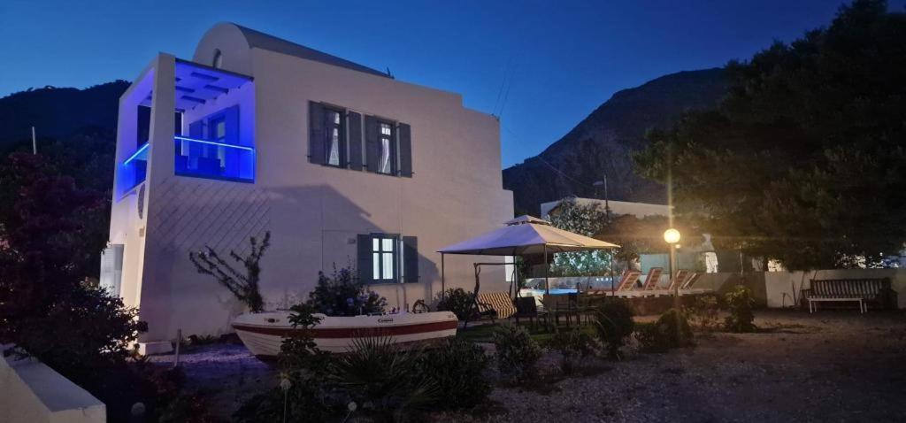 Located By The Sea One Beachfront Private Captain Lazaros Pool Villa With Loft In 750Sqm Spacious Private Plot-Jacuzzi-Sunrelax-Furnished Terace-Gazebo-Private Parking,Sleep 3 Adults And 2 Children, Just Steps From The Black Beach-Seaview Perissa  Exteriér fotografie