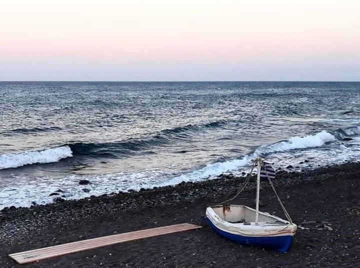 Located By The Sea One Beachfront Private Captain Lazaros Pool Villa With Loft In 750Sqm Spacious Private Plot-Jacuzzi-Sunrelax-Furnished Terace-Gazebo-Private Parking,Sleep 3 Adults And 2 Children, Just Steps From The Black Beach-Seaview Perissa  Exteriér fotografie