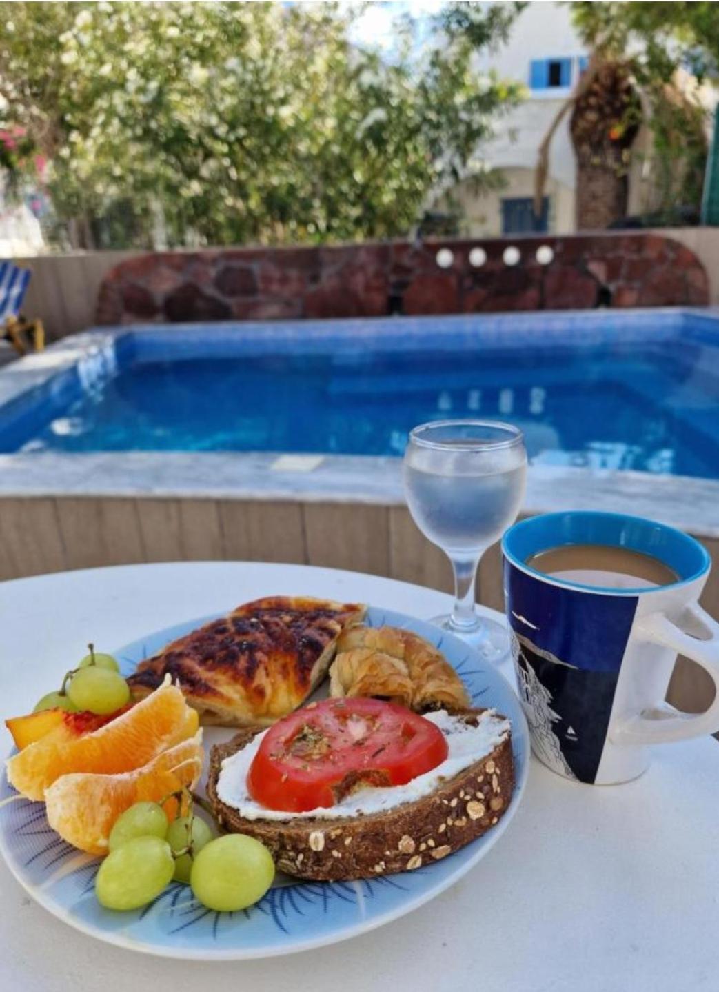 Located By The Sea One Beachfront Private Captain Lazaros Pool Villa With Loft In 750Sqm Spacious Private Plot-Jacuzzi-Sunrelax-Furnished Terace-Gazebo-Private Parking,Sleep 3 Adults And 2 Children, Just Steps From The Black Beach-Seaview Perissa  Exteriér fotografie