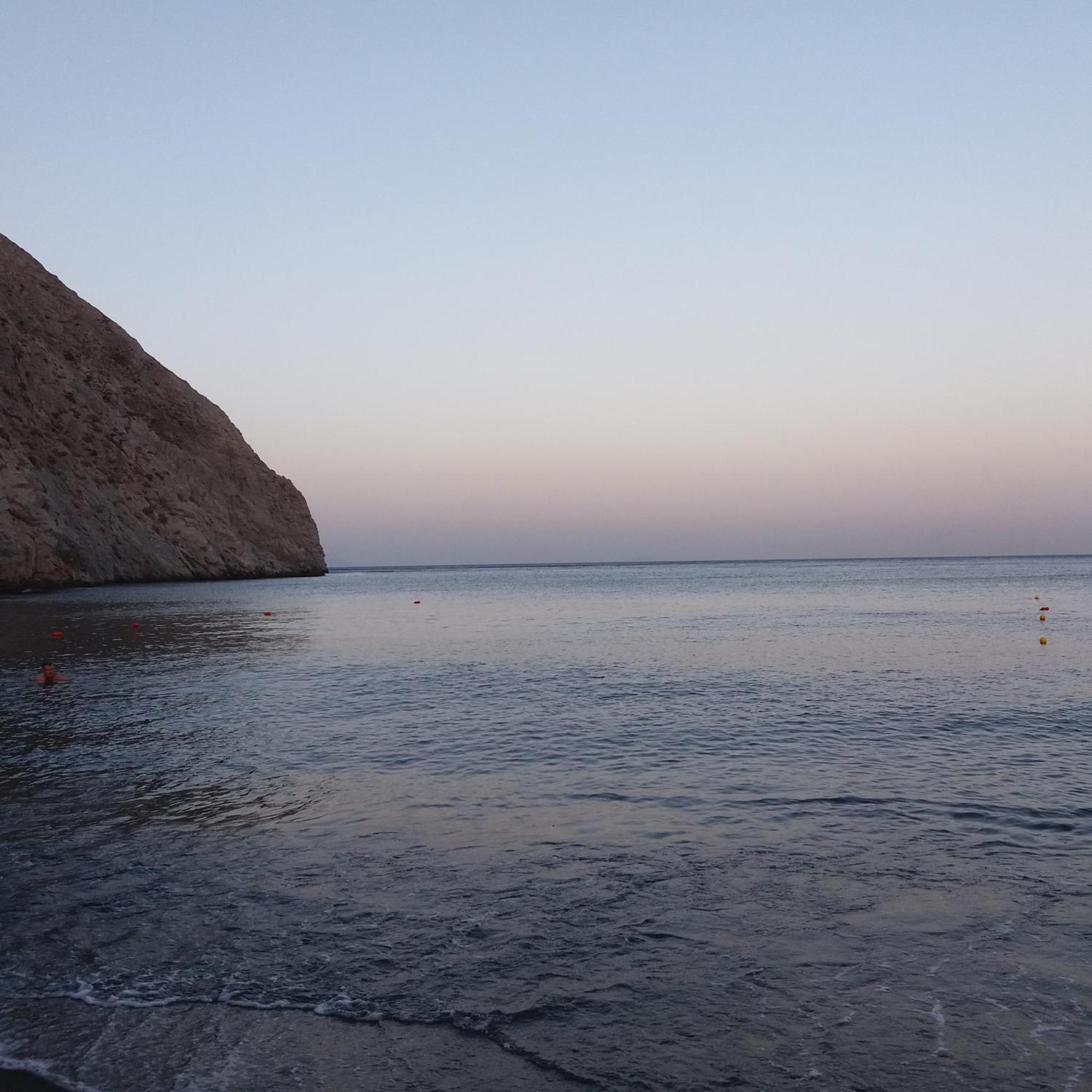Located By The Sea One Beachfront Private Captain Lazaros Pool Villa With Loft In 750Sqm Spacious Private Plot-Jacuzzi-Sunrelax-Furnished Terace-Gazebo-Private Parking,Sleep 3 Adults And 2 Children, Just Steps From The Black Beach-Seaview Perissa  Exteriér fotografie