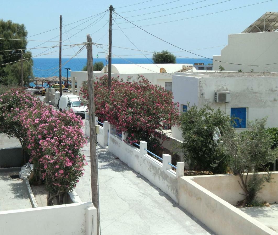 Located By The Sea One Beachfront Private Captain Lazaros Pool Villa With Loft In 750Sqm Spacious Private Plot-Jacuzzi-Sunrelax-Furnished Terace-Gazebo-Private Parking,Sleep 3 Adults And 2 Children, Just Steps From The Black Beach-Seaview Perissa  Exteriér fotografie