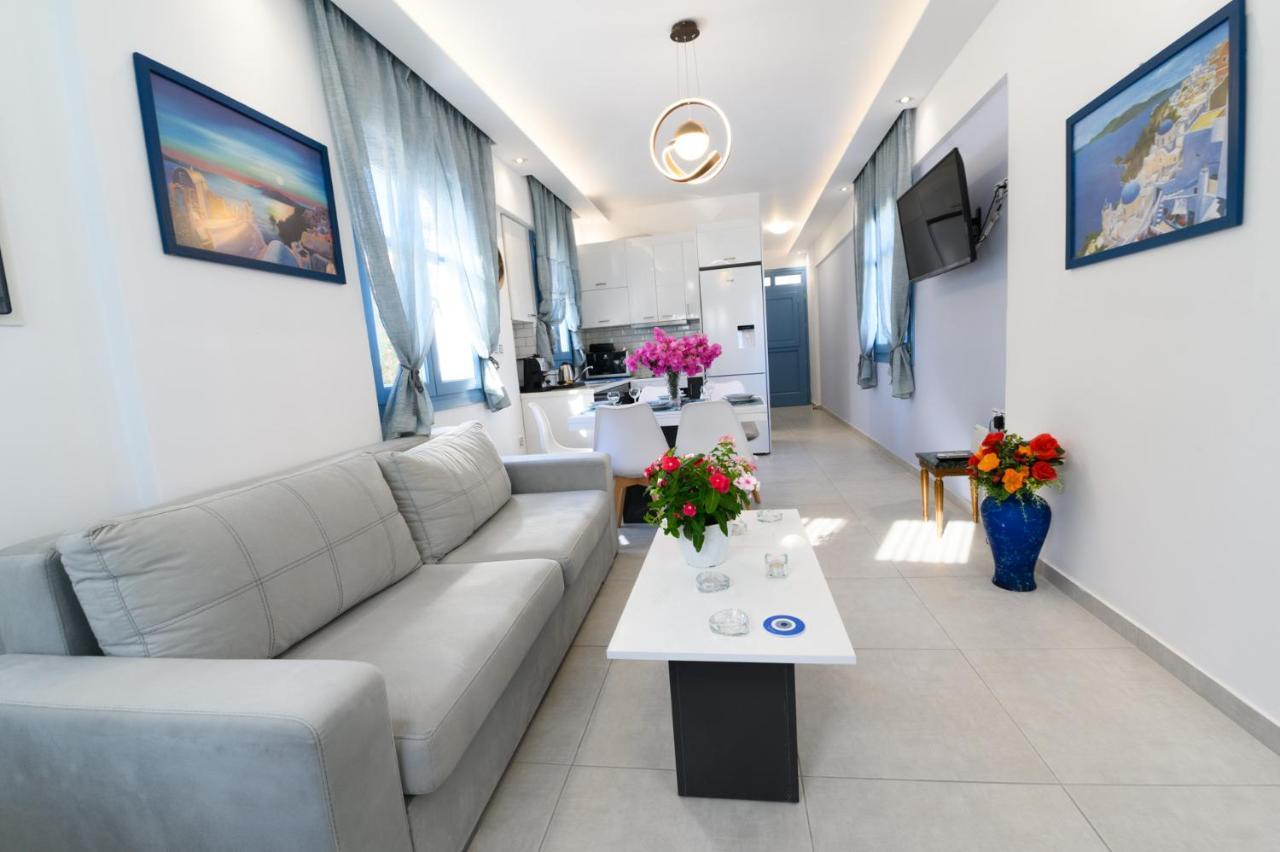 Located By The Sea One Beachfront Private Captain Lazaros Pool Villa With Loft In 750Sqm Spacious Private Plot-Jacuzzi-Sunrelax-Furnished Terace-Gazebo-Private Parking,Sleep 3 Adults And 2 Children, Just Steps From The Black Beach-Seaview Perissa  Exteriér fotografie