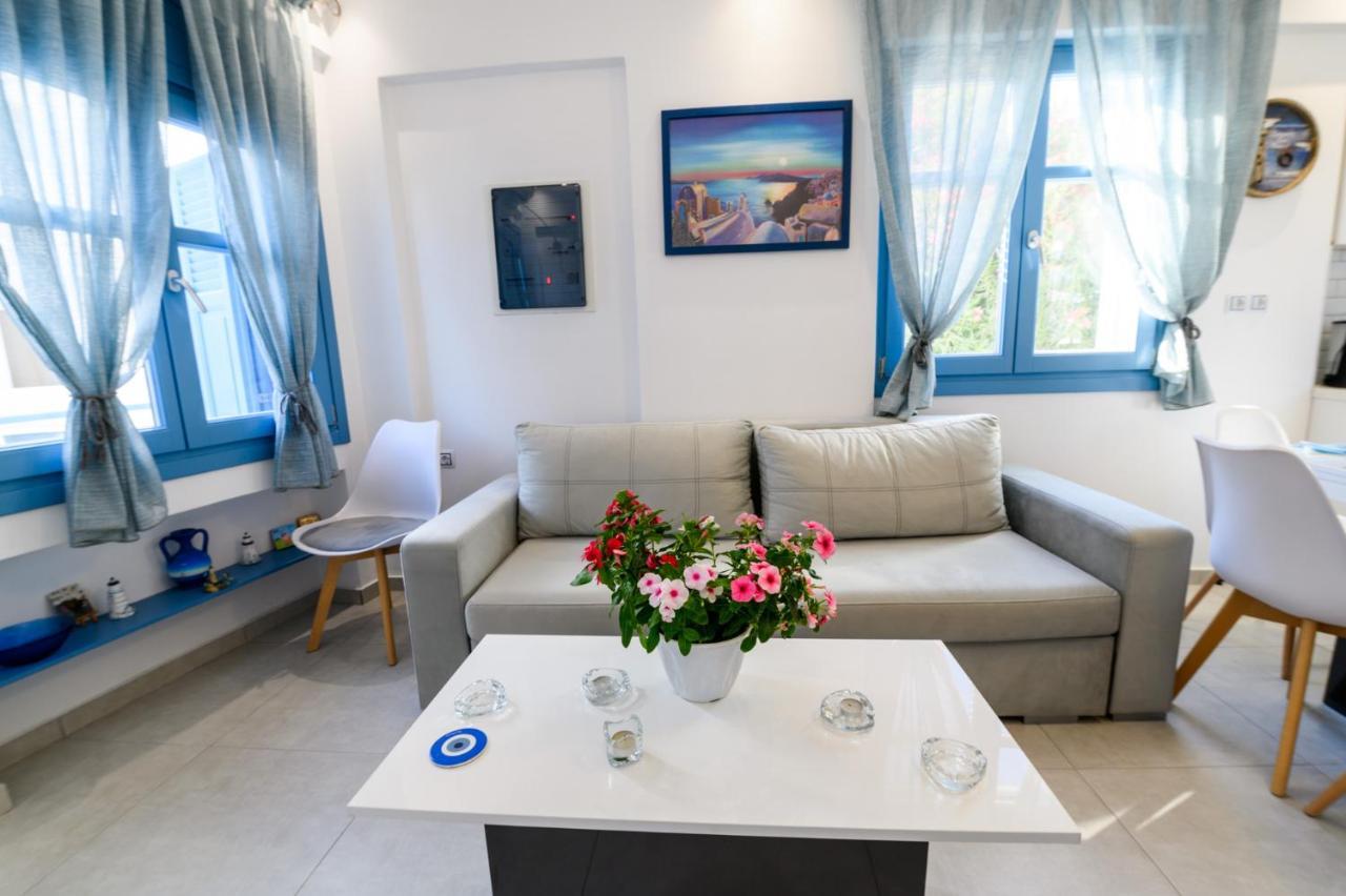 Located By The Sea One Beachfront Private Captain Lazaros Pool Villa With Loft In 750Sqm Spacious Private Plot-Jacuzzi-Sunrelax-Furnished Terace-Gazebo-Private Parking,Sleep 3 Adults And 2 Children, Just Steps From The Black Beach-Seaview Perissa  Exteriér fotografie